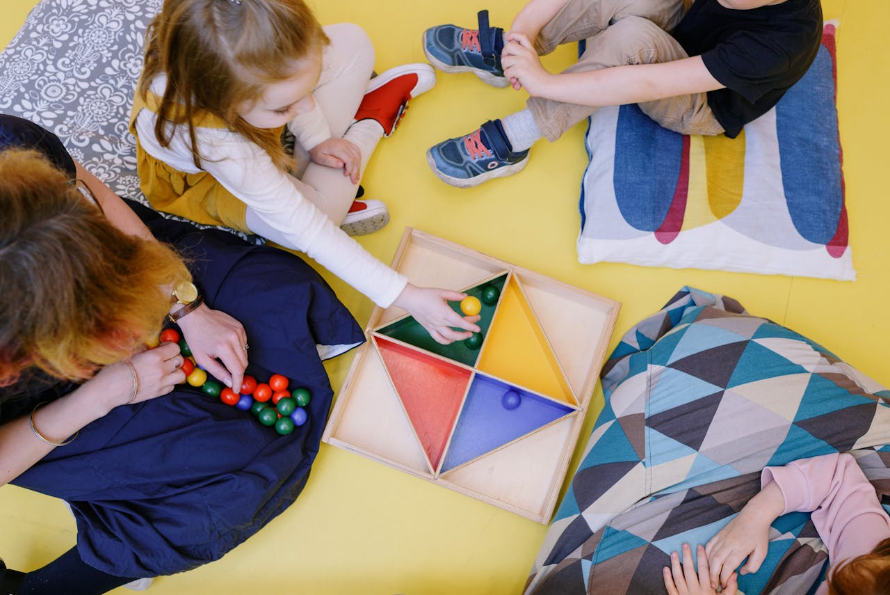 Jak wybrać zabawki edukacyjne dla dzieci, które wspierają rozwój?